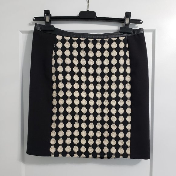 Black Skirt with Beige Design Size 6 - Picture 1 of 3